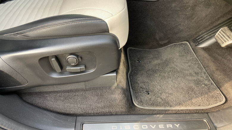 Land Rover Discovery 3.0 D300 Dynamic SE 5dr Auto Diesel Station Wagon